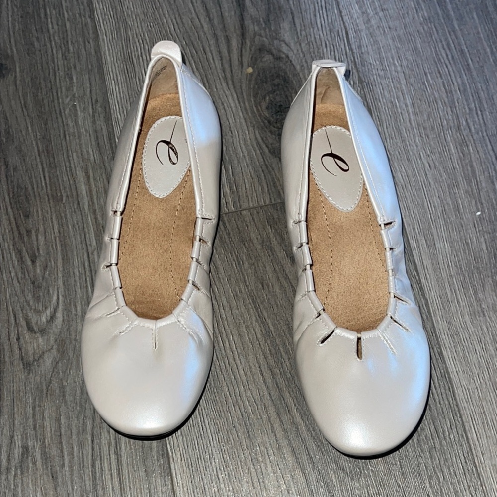 Elegant Women's Cream Ballet Flats